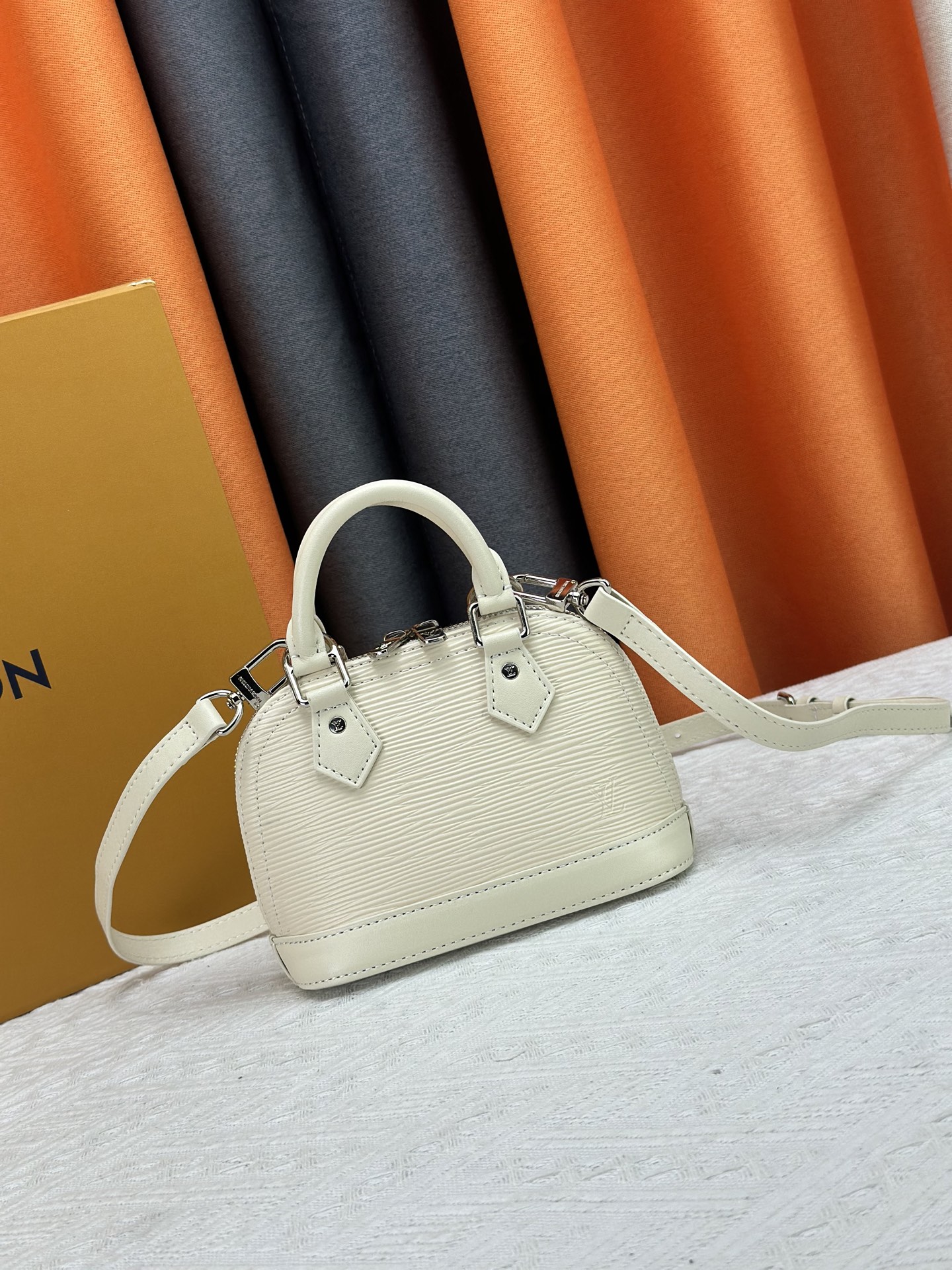 LV bag 570